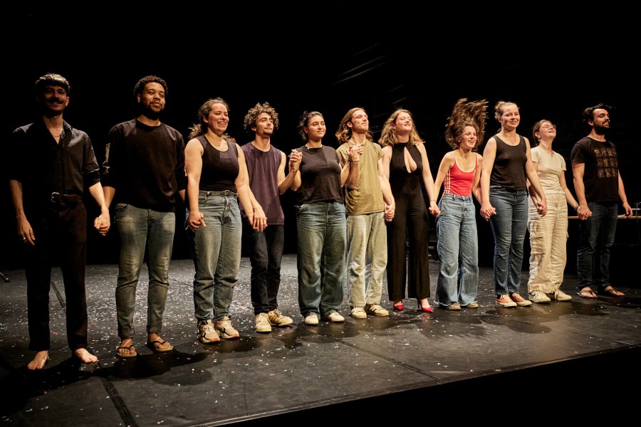 S'embrase la nuit <BR> Et nos corps